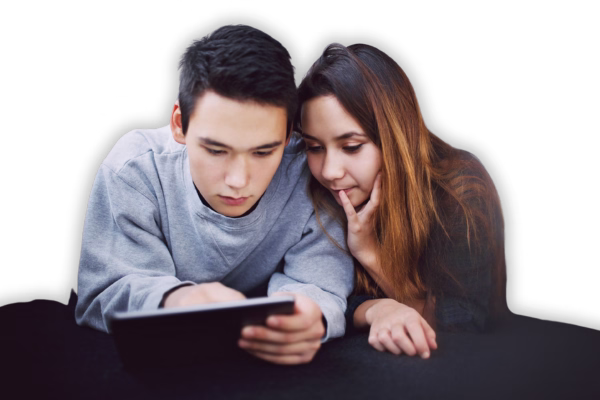 Familia disfrutando de internet por fibra óptica de alta velocidad en su hogar