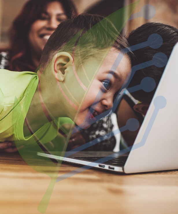 Niño conectado a internet por fibra óptica